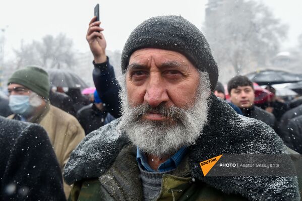 Участник митинга оппозиции на площади Свободы (20 февраля 2021). Еревaн - Sputnik Армения