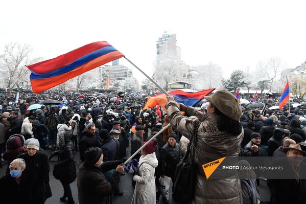 Демонстранты с зонтиками и флагами во время митинга оппозиции на площади Свободы (20 февраля 2021). Еревaн - Sputnik Армения