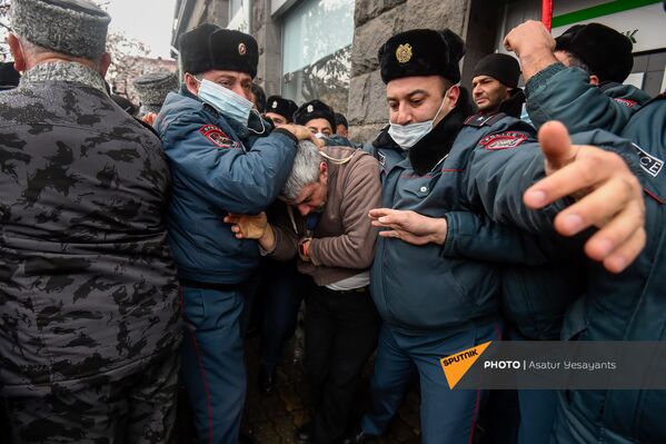 Ծեծկռտուք ընդդիմության հանրահավաքի ժամանակ. Երևան, 20 փետրվարի,  2021թ. - Sputnik Արմենիա
