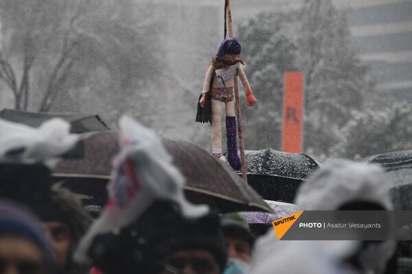 Демонстранты повесили символическую куклу во время митинга оппозиции (20 февраля 2021). Еревaн - Sputnik Армения