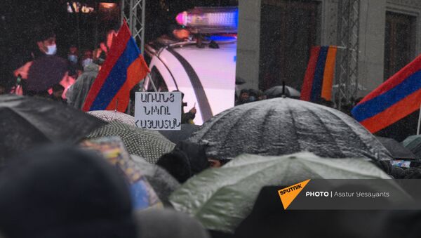 Демонстранты с зонтиками и плакатами во время митинга оппозиции (20 февраля 2021). Еревaн - Sputnik Армения