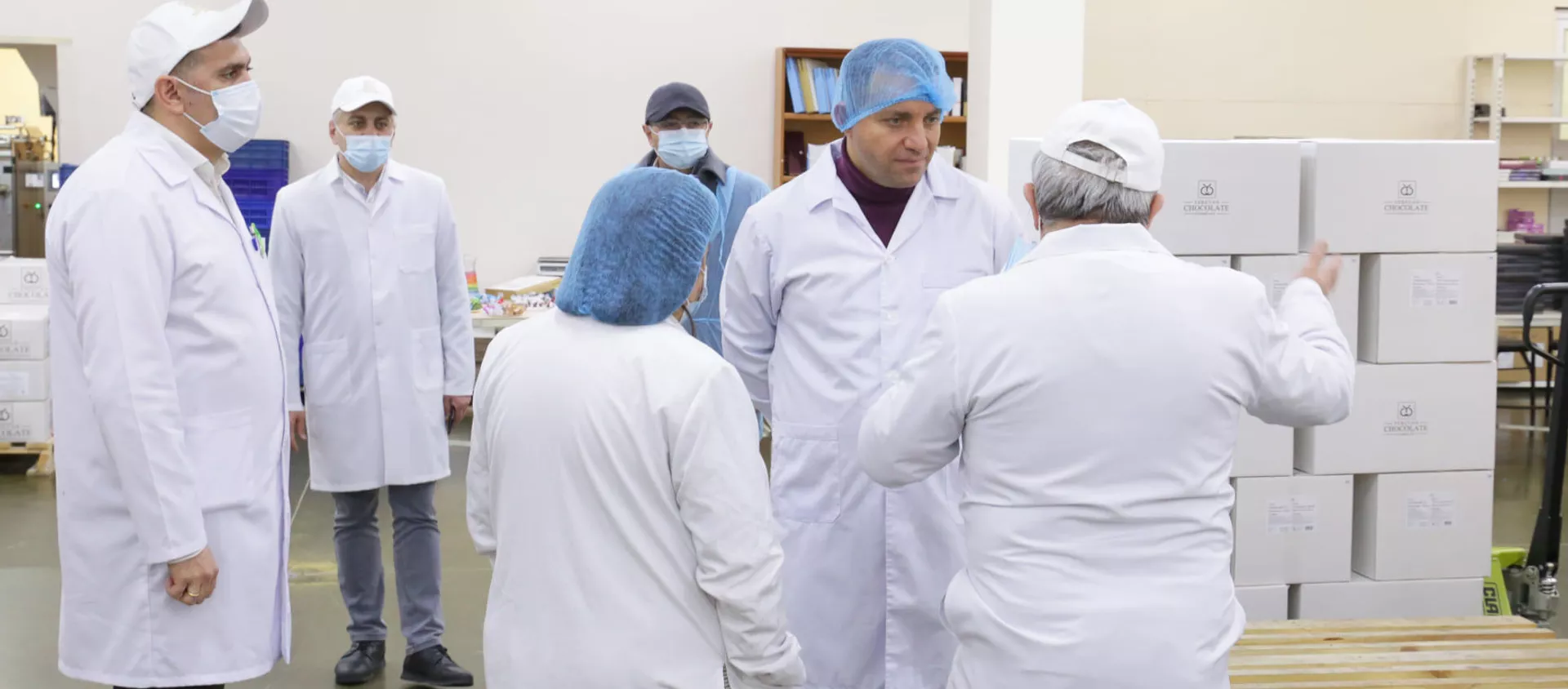 Министр экономики Ваан Керобян посетил Ереванскую шоколадную фабрику (20 февраля 2021). Еревaн - Sputnik Армения, 1920, 20.02.2021