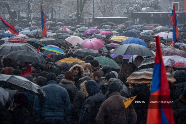Демонстранты с зонтиками и флагами во время митинга оппозиции (20 февраля 2021). Еревaн - Sputnik Армения