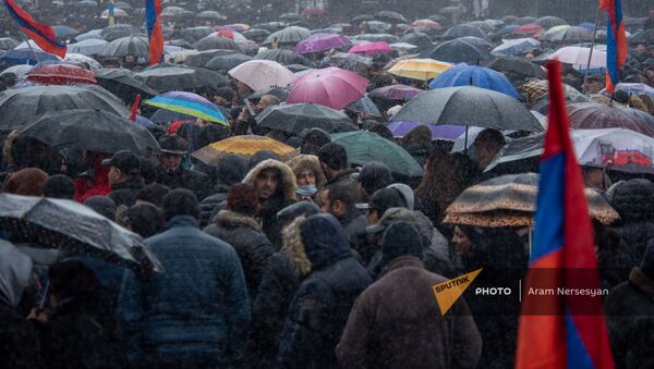 Демонстранты с зонтиками и флагами во время митинга оппозиции (20 февраля 2021). Еревaн - Sputnik Армения