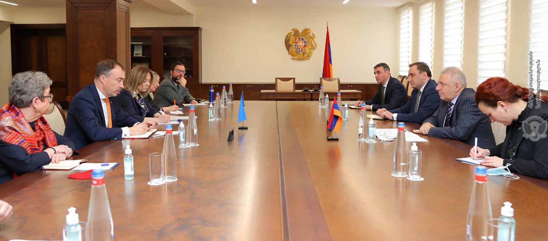 Министр обороны Армении Вагаршак Арутюнян принял делегацию, возглавляемую специальным представителем ЕС Тойко Клааром (22 февраля 2021). Еревaн - Sputnik Արմենիա, 1920, 22.02.2021