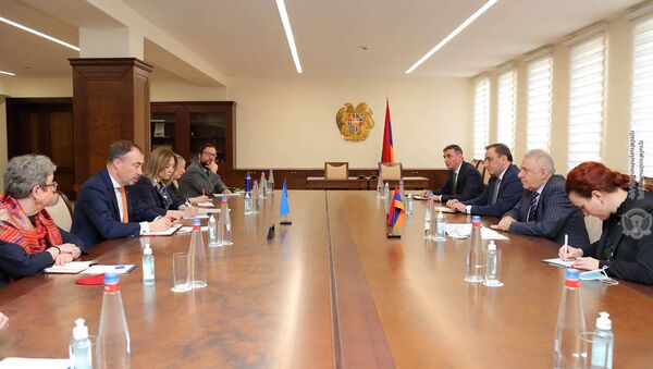 Министр обороны Армении Вагаршак Арутюнян принял делегацию, возглавляемую специальным представителем ЕС Тойко Клааром (22 февраля 2021). Еревaн - Sputnik Արմենիա