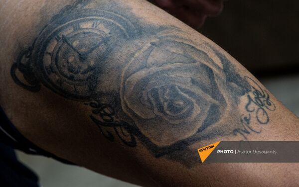 24-летний защитник ФК Арарат Кристиан Хименес демонстрирует свои татуировки - Sputnik Армения
