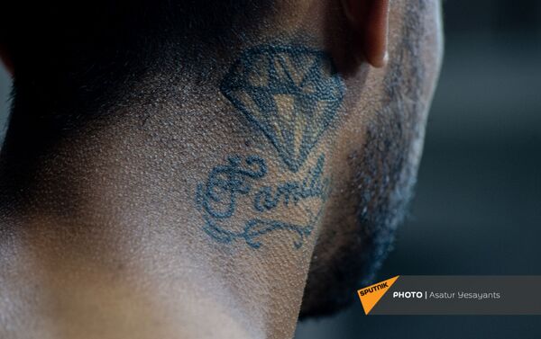 30-летний защитник ФК Арарат Хуан Браво демонстрирует свои татуировки - Sputnik Армения