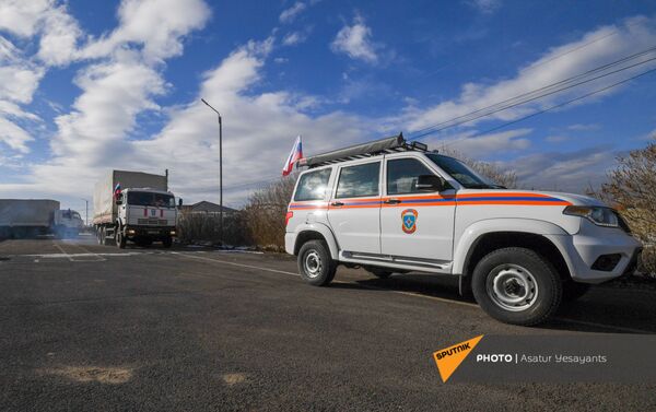 Колонна российского гуманитарного груза для Нагорного Карабаха от МЧС России (23 февраля 2021).  - Sputnik Армения