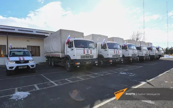 Колонна российского гуманитарного груза для Нагорного Карабаха от МЧС России (23 февраля 2021).  - Sputnik Армения