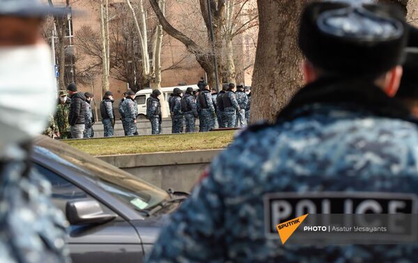 Полицейский кордон перекрыл проход к правительственному зданию во время акции протеста оппозиции (23 февраля 2021). Еревaн - Sputnik Армения