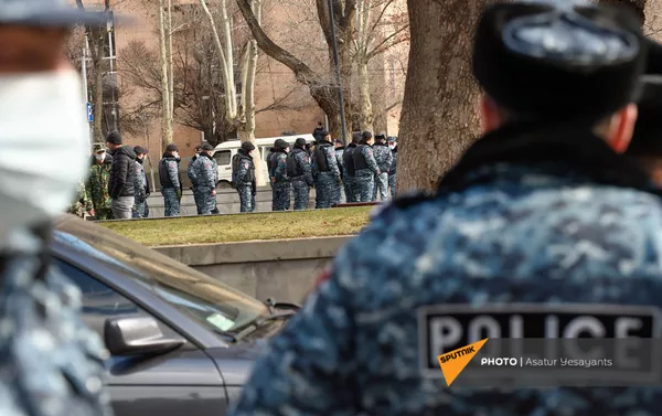 Полицейский кордон перекрыл проход к правительственному зданию во время акции протеста оппозиции (23 февраля 2021). Еревaн - Sputnik Армения