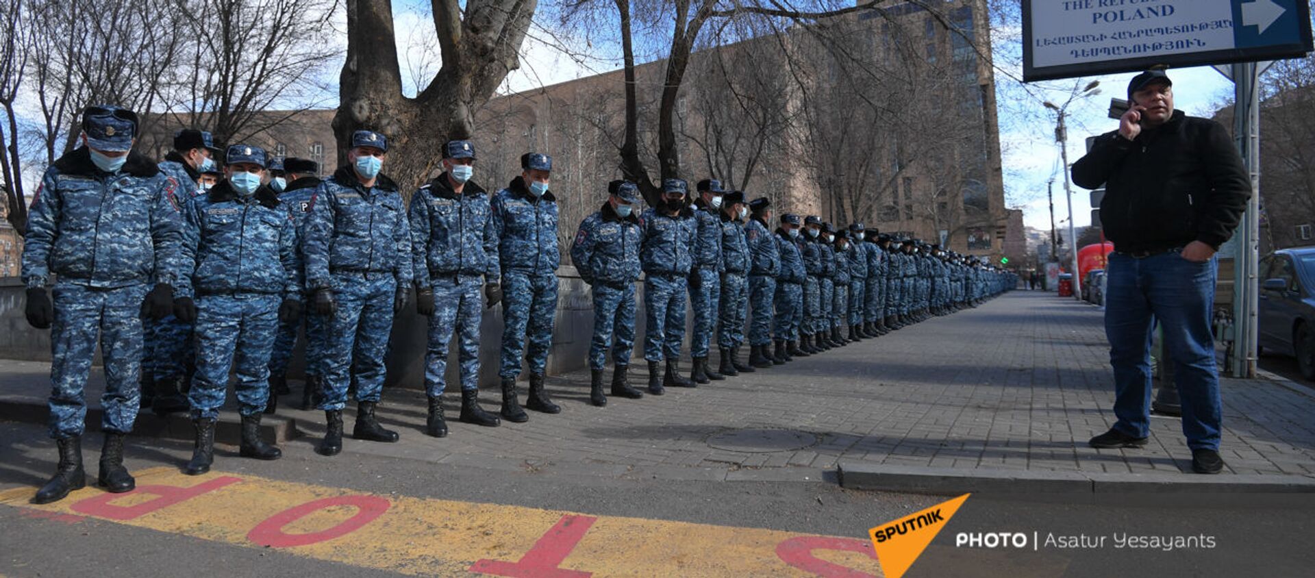 Полиция перекрыла проход к правительственному зданию во время акции протеста оппозиции (23 февраля 2021). Еревaн - Sputnik Армения, 1920, 23.02.2021