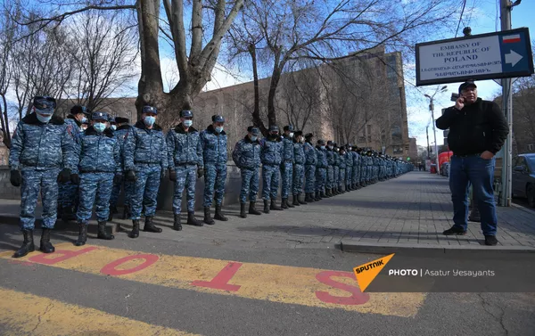 Полиция перекрыла проход к правительственному зданию во время акции протеста оппозиции (23 февраля 2021). Еревaн - Sputnik Армения