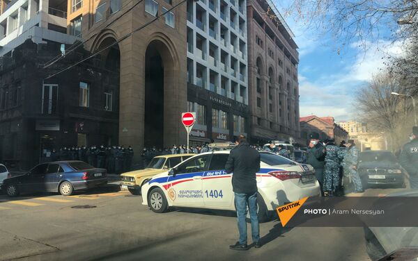 Полиция перекрыла проход к правительственному зданию во время акции протеста оппозиции (23 февраля 2021). Еревaн - Sputnik Армения