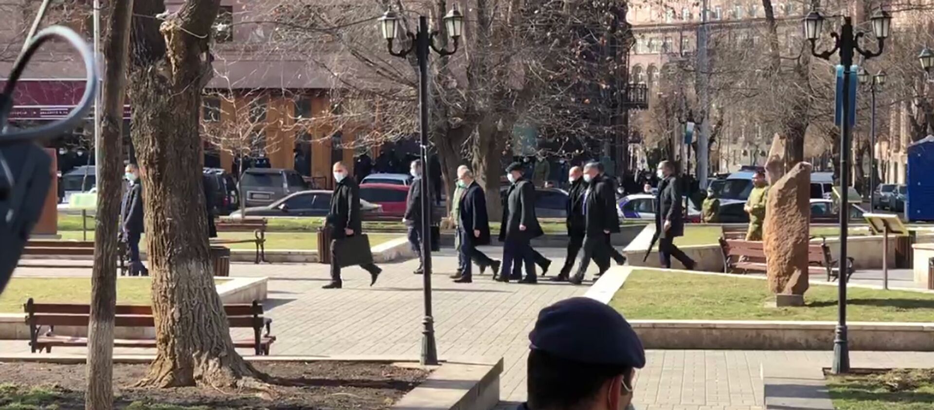 Премьер-министр Никол Пашинян заходит в здание Правительств - Sputnik Արմենիա, 1920, 23.02.2021