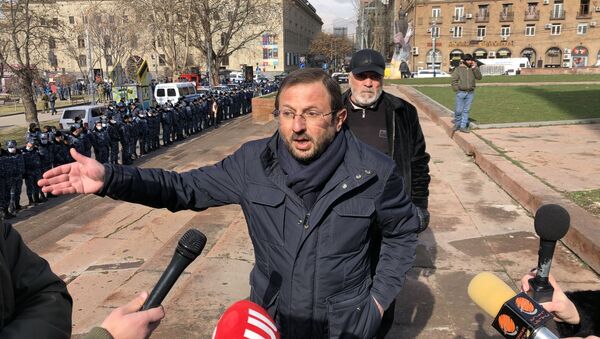 Гегам Манукян на акции протеста оппозиции перед правительственным зданием (23 февраля 2021). Еревaн - Sputnik Արմենիա