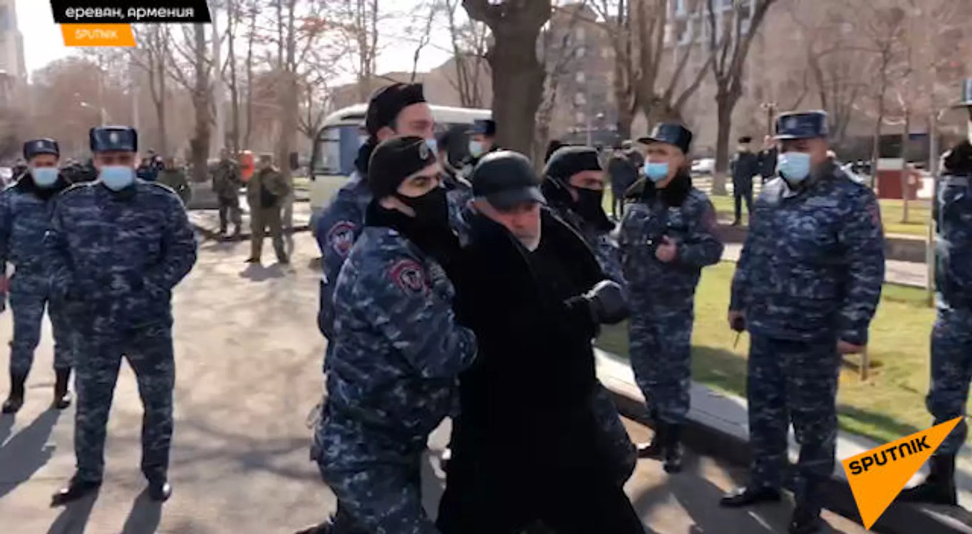 Полиция начала жесткие задержания, под горячую руку попал сотрудник Sputnik Армения - Sputnik Армения, 1920, 23.02.2021