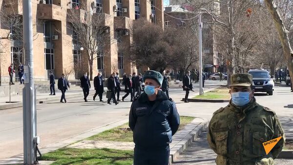 Премьер-министр Никол Пашинян выходит из здания Правительства - Sputnik Армения