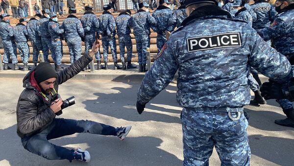 Полиция сбивает с ног фоторепортера Sputnik Армения Арама Нерсисяна во время акции протеста оппозиции (23 февраля 2021). Еревaн - Sputnik Արմենիա