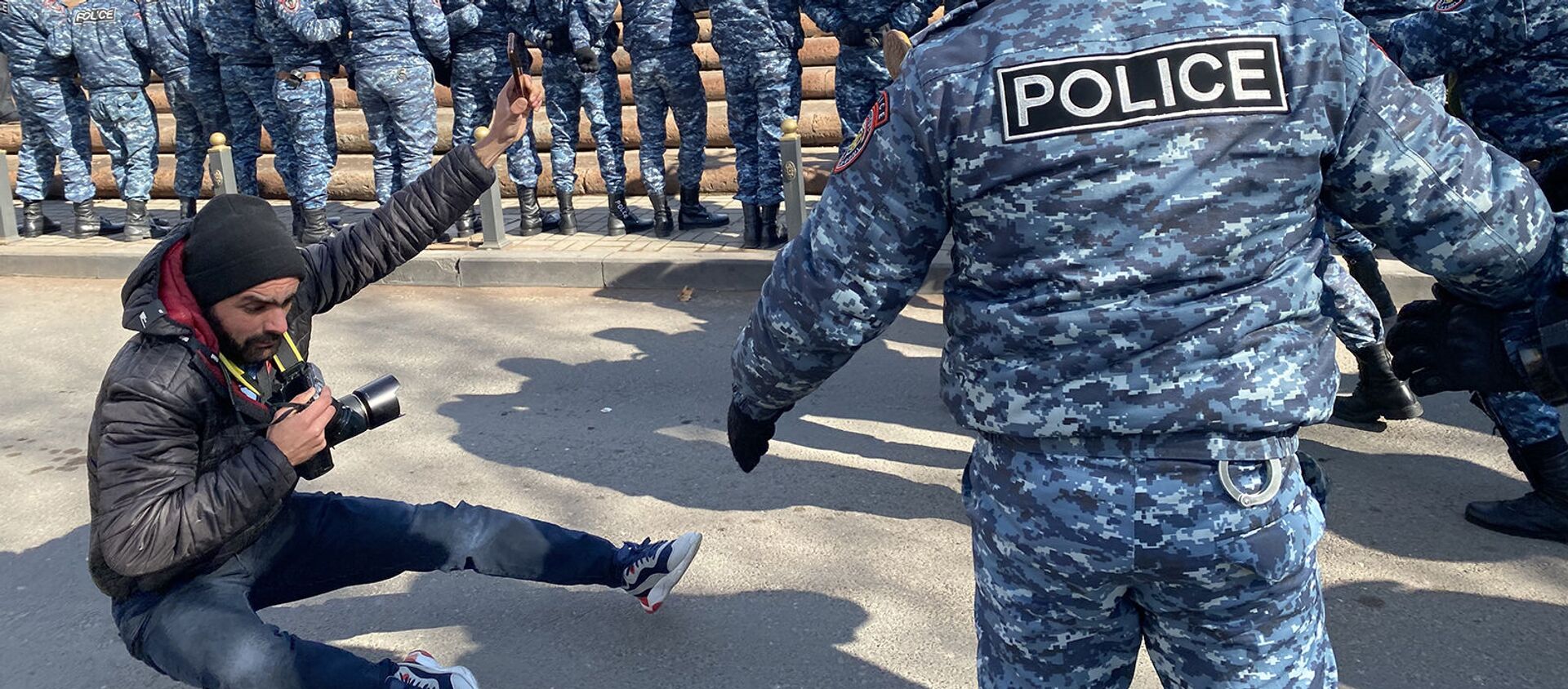 Полиция сбивает с ног фоторепортера Sputnik Армения Арама Нерсисяна во время акции протеста оппозиции (23 февраля 2021). Еревaн - Sputnik Արմենիա, 1920, 23.02.2021