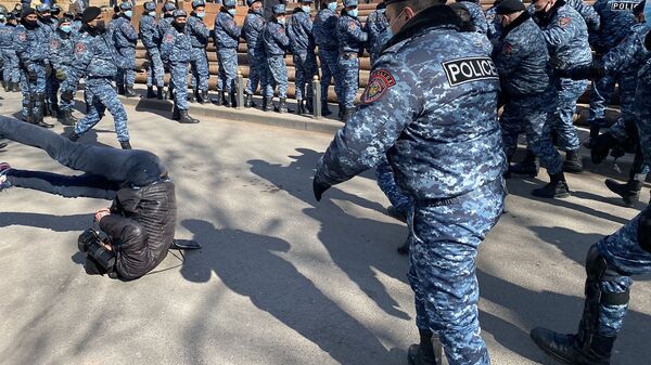 Полиция сбивает с ног фоторепортера Sputnik Армения Арама Нерсисяна во время акции протеста оппозиции (23 февраля 2021). Еревaн - Sputnik Армения