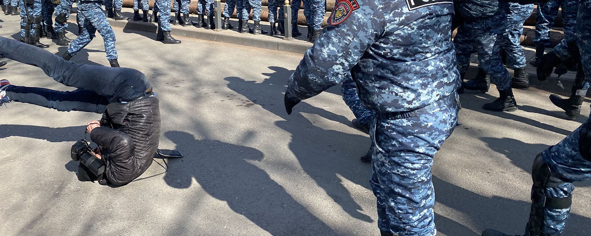 Полиция сбивает с ног фоторепортера Sputnik Армения Арама Нерсисяна во время акции протеста оппозиции (23 февраля 2021). Еревaн - Sputnik Արմենիա, 1920, 23.04.2021