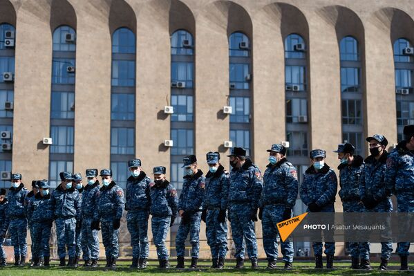 Сотрудники полиции во время акции протеста оппозиции перед правительственным зданием (23 февраля 2021). Еревaн - Sputnik Армения