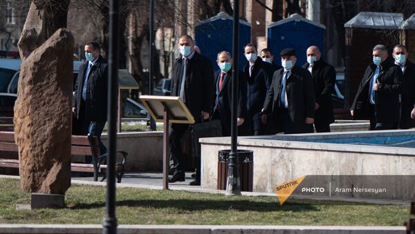 Премьер-министр Никол Пашинян по пути к правительственному зданию во время акции протеста оппозиции (23 февраля 2021). Еревaн - Sputnik Արմենիա