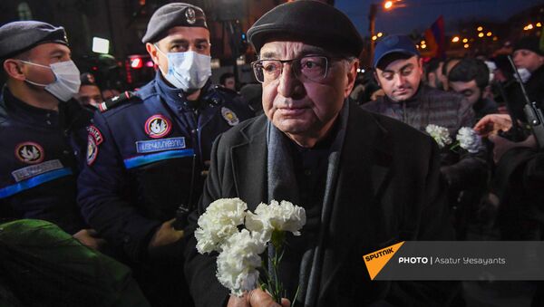 Лидеры оппозиционного Движение по спасению родины возложили цветы к бюсту Арама Манукяна перед зданием полиции Армении (23 февраля 2021). Еревaн - Sputnik Армения
