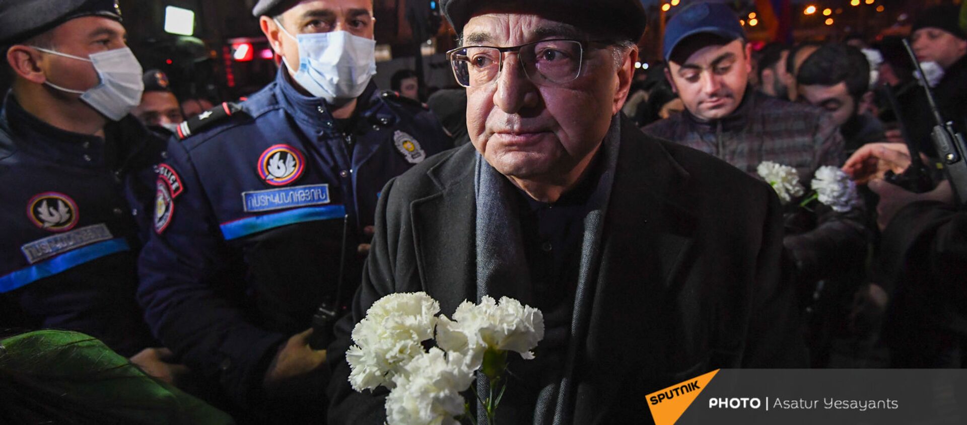 Лидеры оппозиционного Движение по спасению родины возложили цветы к бюсту Арама Манукяна перед зданием полиции Армении (23 февраля 2021). Еревaн - Sputnik Армения, 1920, 23.02.2021