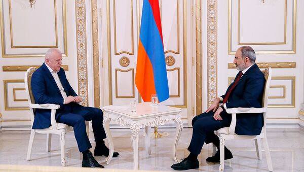 Премьер-министр Никол Пашинян дает интервью журналисту 1in.am Нверу Мнацаканяну - Sputnik Армения