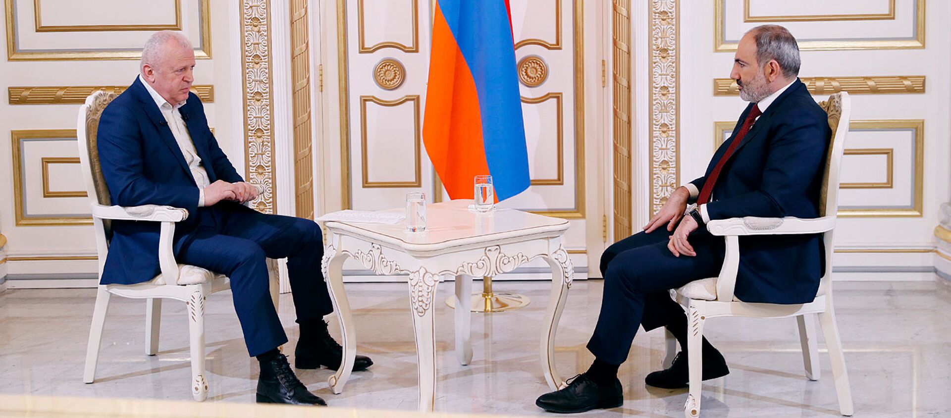Премьер-министр Никол Пашинян дает интервью журналисту 1in.am Нверу Мнацаканяну - Sputnik Армения, 1920, 23.02.2021