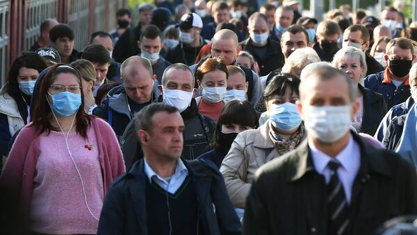 Пассажиры на платформе вокзала в масках - Sputnik Արմենիա