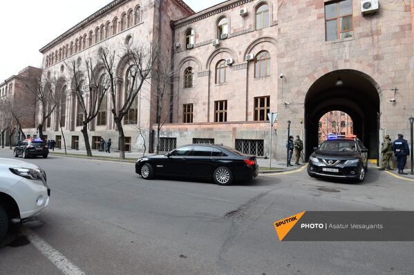 Машины у Дома Правительства со стороны улицы Мелик-Адамяна (25 февраля 2021). Еревaн - Sputnik Армения