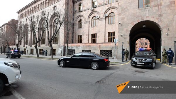 Машины у Дома Правительства Армении - Sputnik Армения