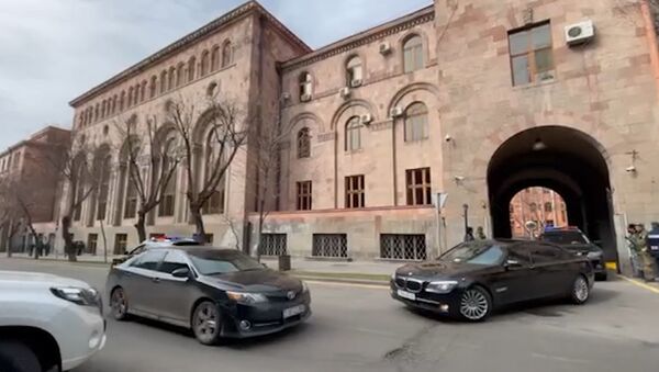 Машины у Дома Правительства со стороны улицы Мелик-Адамяна - Sputnik Армения