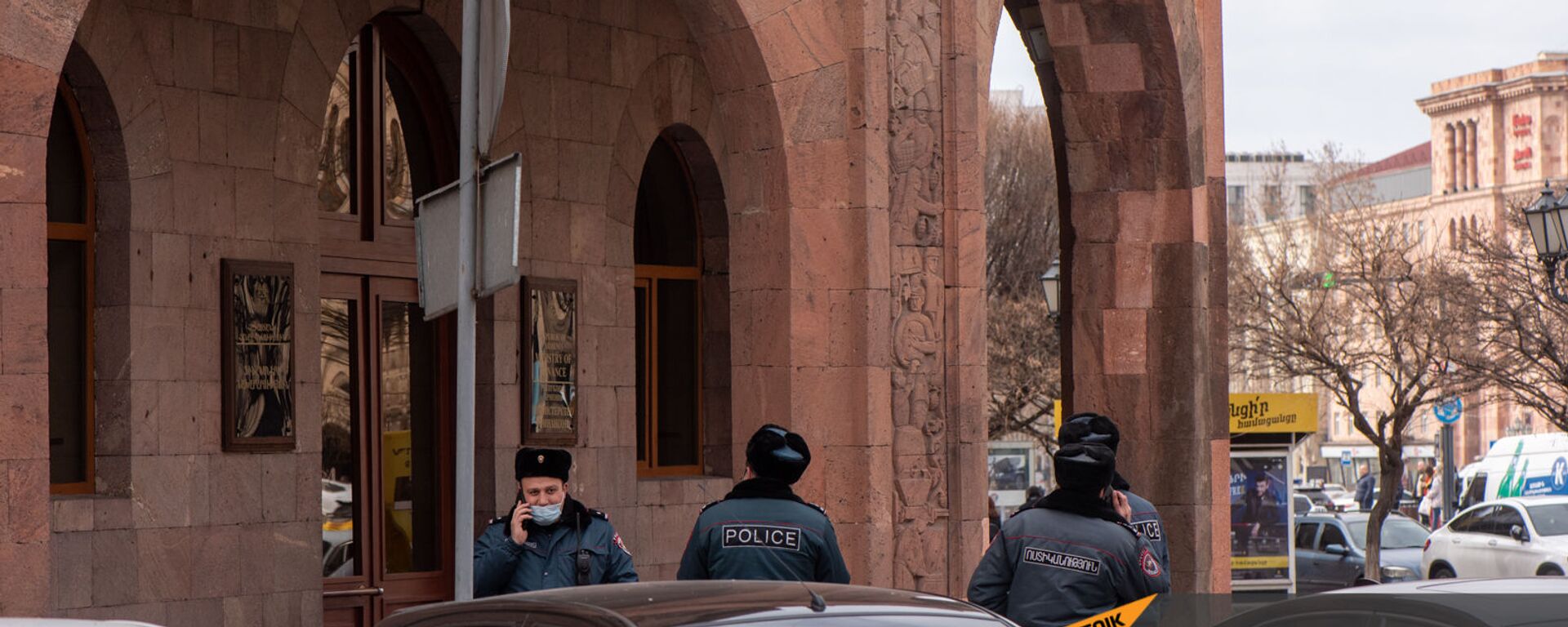 Полиция у здания минфина на площади Республики (25 февраля 2021). Еревaн - Sputnik Армения, 1920, 25.02.2021