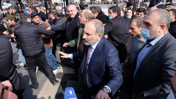 Премьер-министр Никол Пашинян проходит по улицам столицы (25 февраля 2021). Еревaн - Sputnik Армения