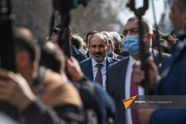 Никол Пашинян со сторонниками во время митинга (25 февраля 2021). Еревaн - Sputnik Армения