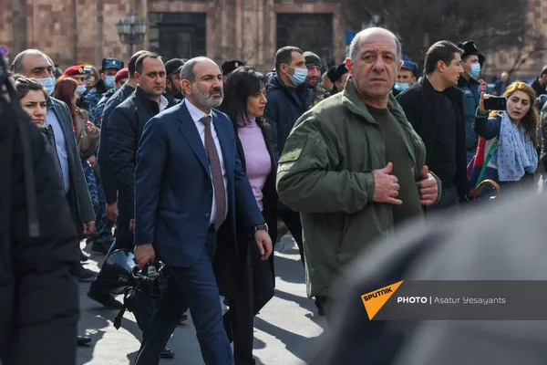 Никол Пашинян и Анна Акопян со сторонниками во время митинга (25 февраля 2021). Еревaн Никол Пашинян и Анна Акопян со сторонниками во время митинга (25 февраля 2021). Еревaн - Sputnik Армения
