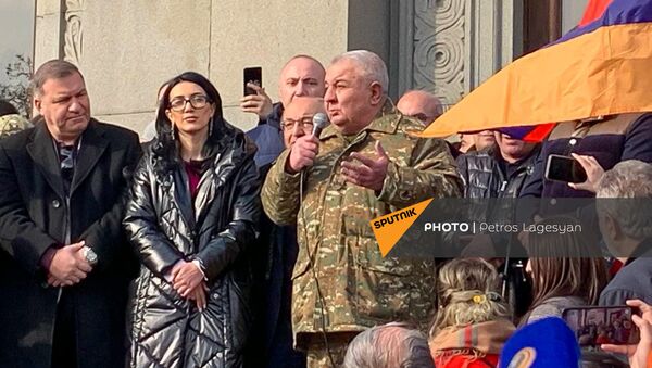 Юрий Хачатуров во время митинга оппозиции на площади Свободы (25 февраля 2021). Еревaн - Sputnik Армения