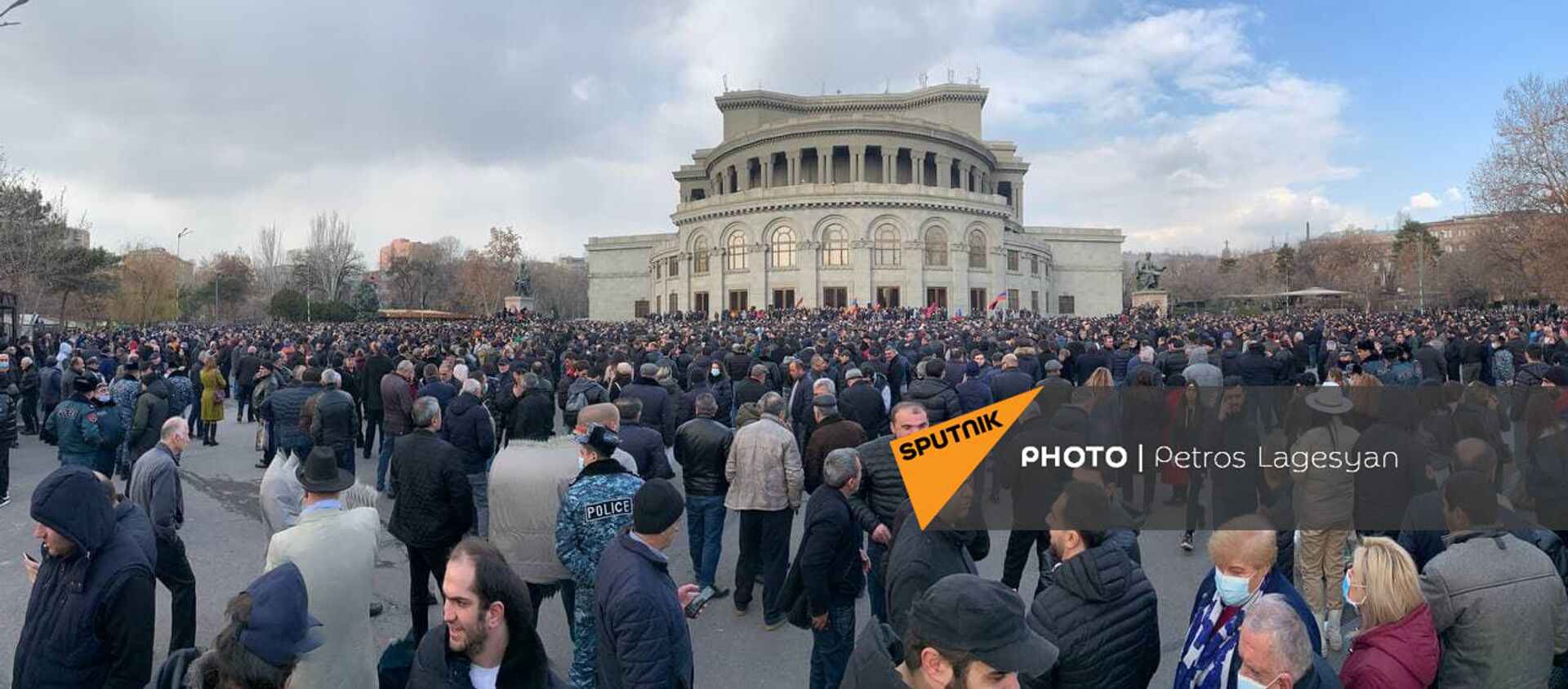 Сторонники оппозиции во время митинга на площади Свободы (25 февраля 2021). Еревaн - Sputnik Армения, 1920, 25.02.2021
