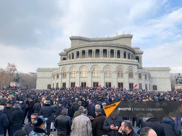Сторонники оппозиции во время митинга на площади Свободы (25 февраля 2021). Еревaн - Sputnik Армения