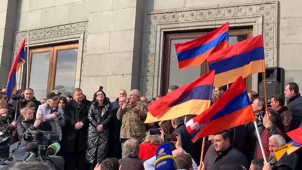 «Մեր անունն է հայկական բանակ». Ազատության հրապարակը մարդաշատ է - Sputnik Армения