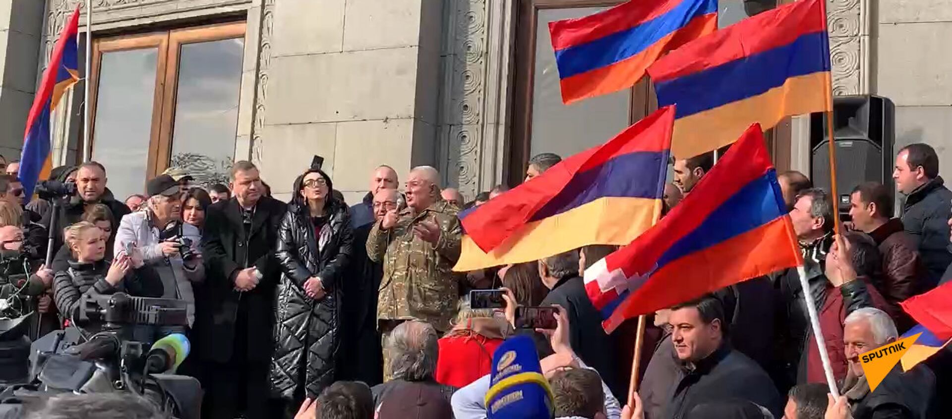 «Մեր անունն է հայկական բանակ». Ազատության հրապարակը մարդաշատ է - Sputnik Армения, 1920, 25.02.2021