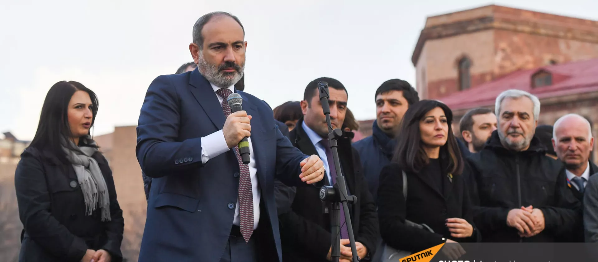 Премьер-министр Никол Пашинян со своими сторонниками во время митинга на площади Республики (25 февраля 2021). Еревaн - Sputnik Армения, 1920, 01.03.2021