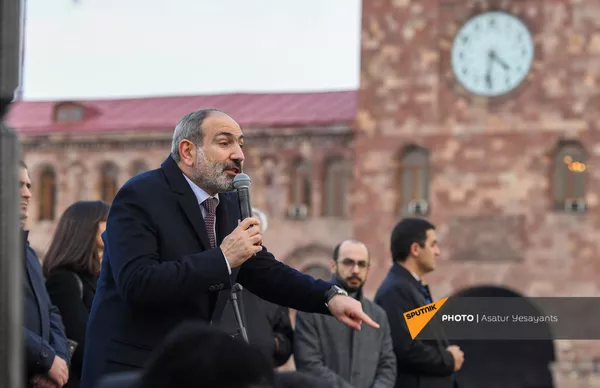 Премьер-министр Никол Пашинян со своими сторонниками во время митинга на площади Республики (25 февраля 2021). Еревaн Премьер-министр Никол Пашинян со своими сторонниками во время митинга на площади Республики (25 февраля 2021). Еревaн - Sputnik Армения