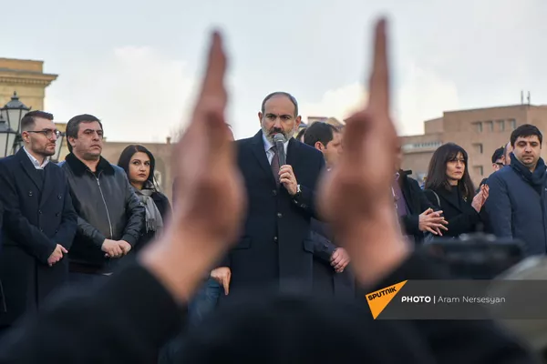Премьер-министр Никол Пашинян со своими сторонниками во время митинга на площади Республики (25 февраля 2021). Еревaн Премьер-министр Никол Пашинян со своими сторонниками во время митинга на площади Республики (25 февраля 2021). Еревaн - Sputnik Армения