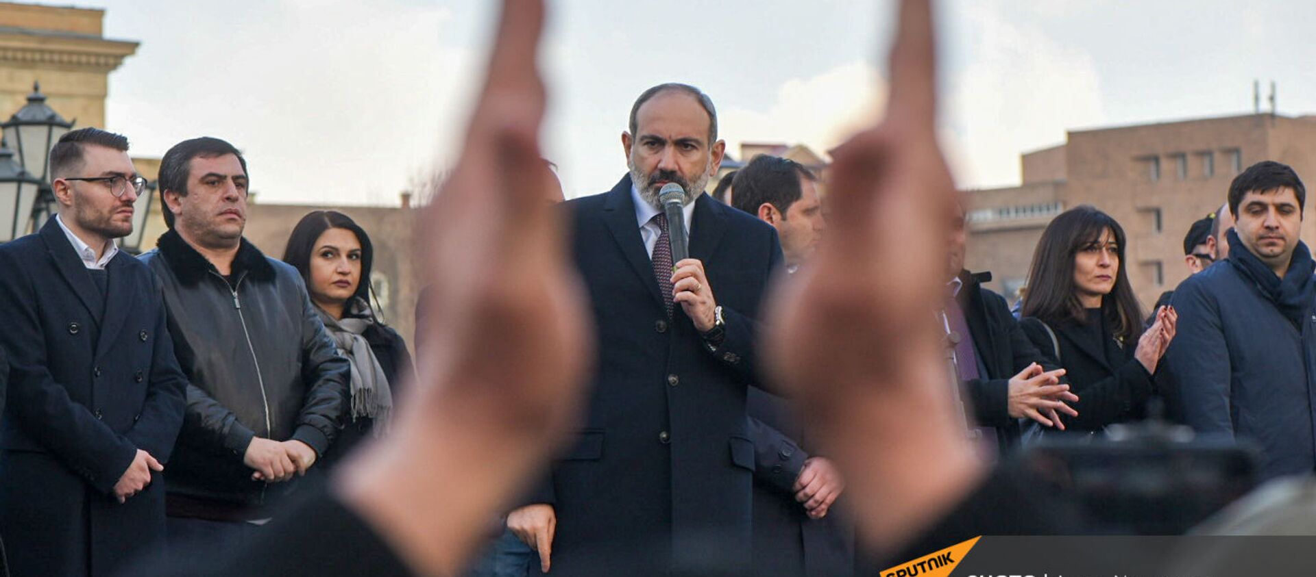 Премьер-министр Никол Пашинян со своими сторонниками во время митинга на площади Республики (25 февраля 2021). Еревaн - Sputnik Армения, 1920, 25.02.2021